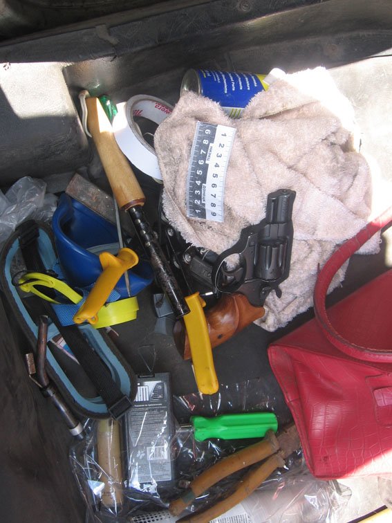 Дикий, дикий Восток – в Донецкой области грабитель с револьвером ограбил магазин, а шериф Курахово преследовал его на автомобиле (фото) - фото 2