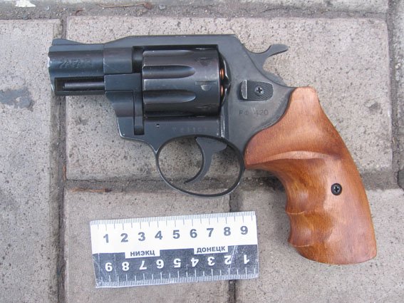 Дикий, дикий Восток – в Донецкой области грабитель с револьвером ограбил магазин, а шериф Курахово преследовал его на автомобиле (фото) - фото 1