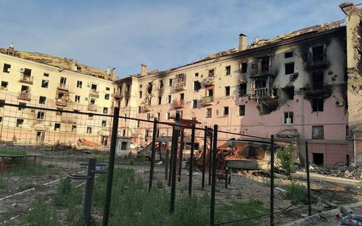 Під завалами будинку у Маріуполі виявили понад сто тіл загиблих 