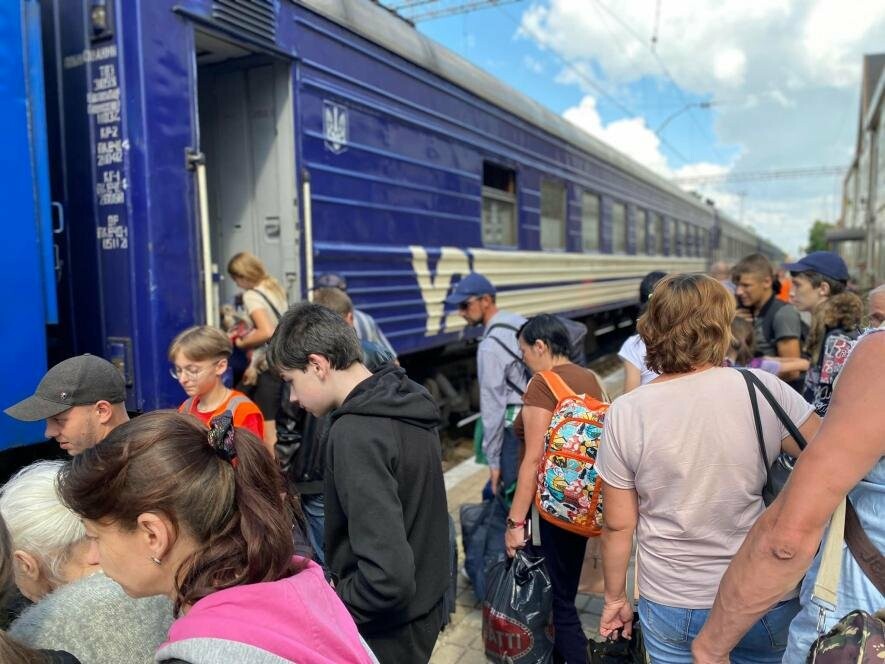 Почалася обов’язкова евакуація людей з Донеччини 
