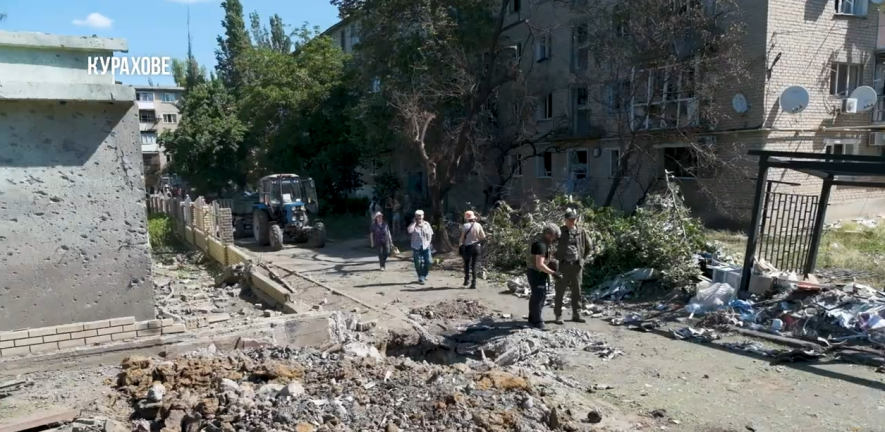 На Донеччині рашисти завдали ракетного удару по Курахово: пошкоджено чотири багатоповерхівки та дитячий садок, - ВІДЕО 