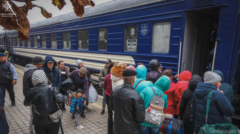 Люди із Донеччини продовжують евакуюватися до більш безпечних регіонів України 