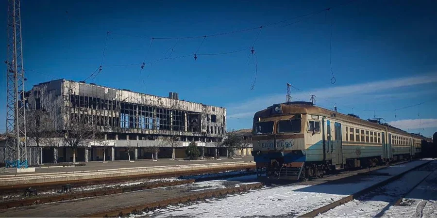 Залишились тільки руїни: окупанти повністю знищили залізничний вокзал у Маріуполі, - ФОТО