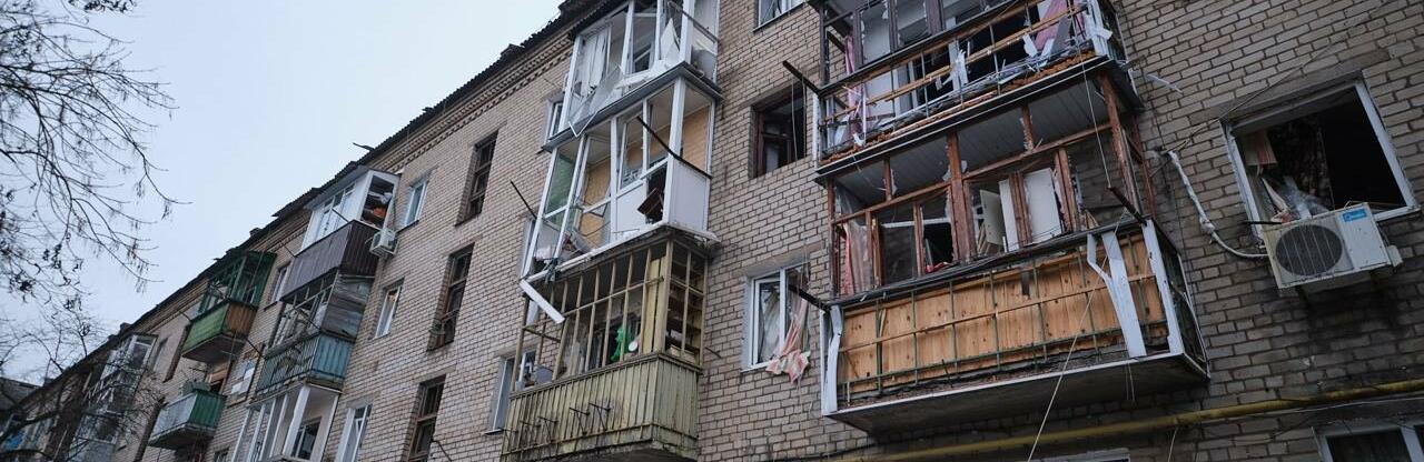 Окупанти обстріляли Краматорськ: пʼять людей поранено, пошкоджено 13 двоповерхівок, 3 чотириповерхівки, поліклініку та школу, - ФОТО