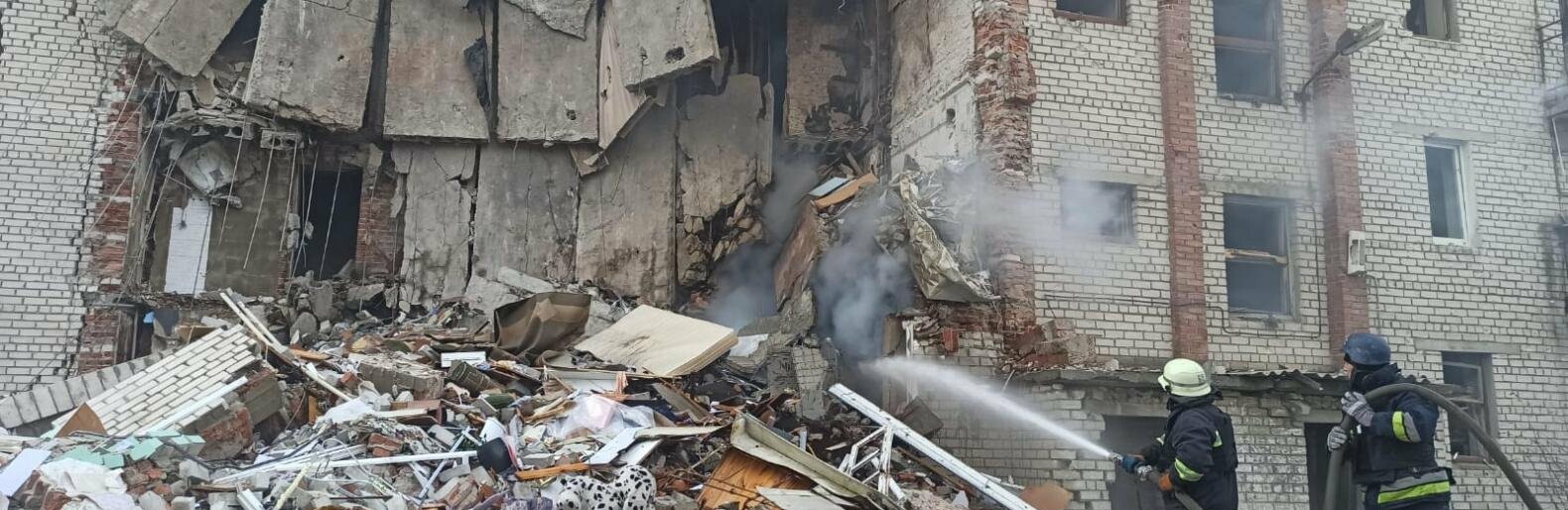 Окупанти обстріляли Лиман: зруйновано дев'ятиповерховий житловий будинок, - ФОТО