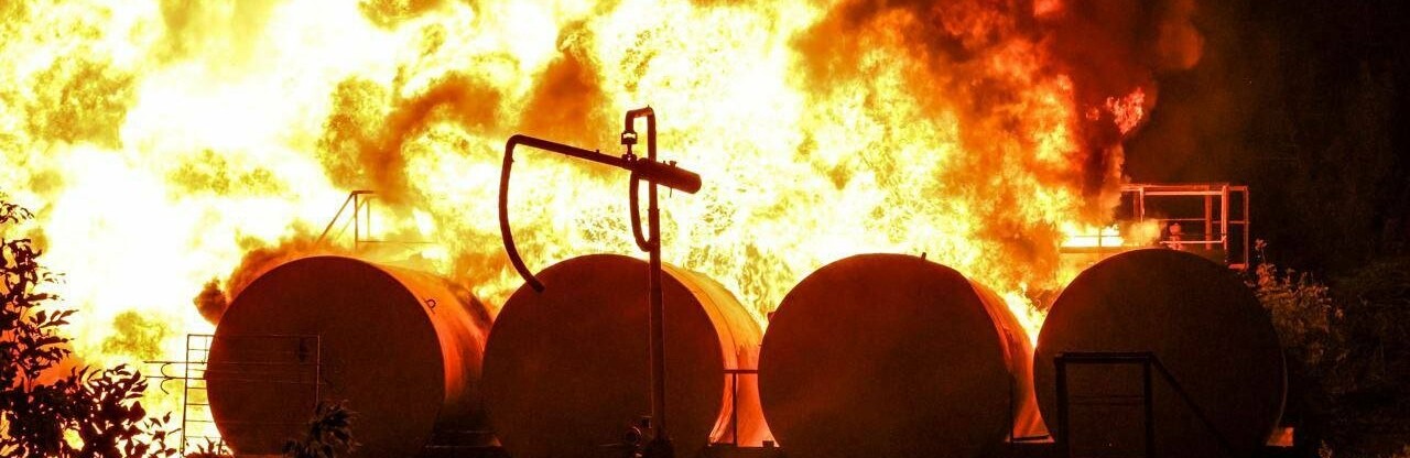 В Макіївці після обстрілу горить нафтобаза окупантів, - ФОТО, ВІДЕО