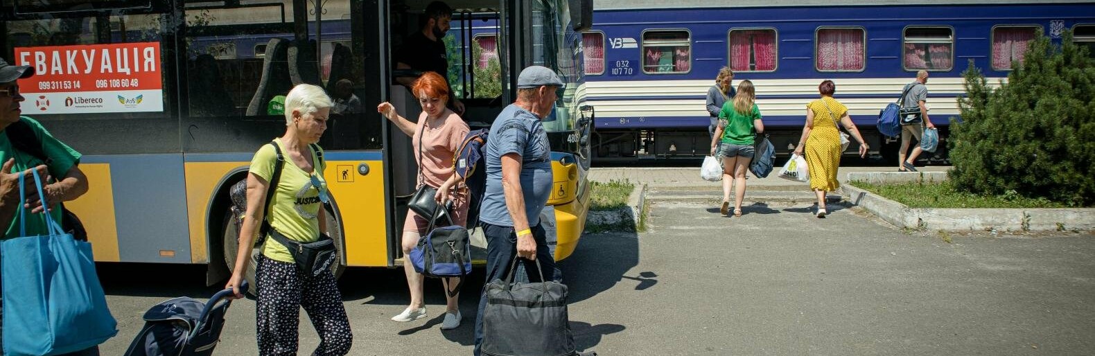 Справжні “Янголи спасіння”, як слов’янські активісти евакуювали майже 40 тисяч мешканців Донбасу, - ФОТО