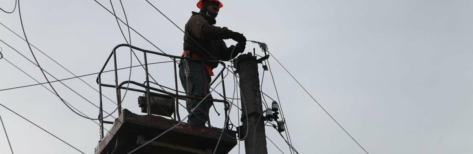 На Донеччині енергетики відновили світло у девʼяти населених пунктів, знеструмлених через бойові дії