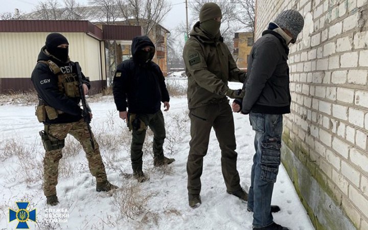 На Донеччині тюремні строки отримали ще три зрадники, які коригували російські удари в районах Бахмута і Краматорська 
