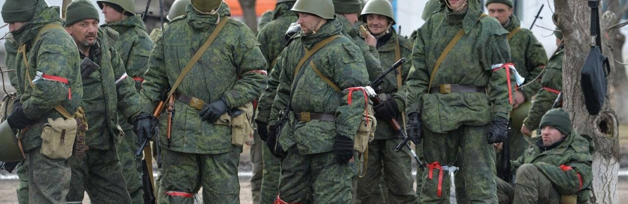 Втікай або помри: на окупованому Донбасі росіяни примусово мобілізовали 220 тисяч чоловіків