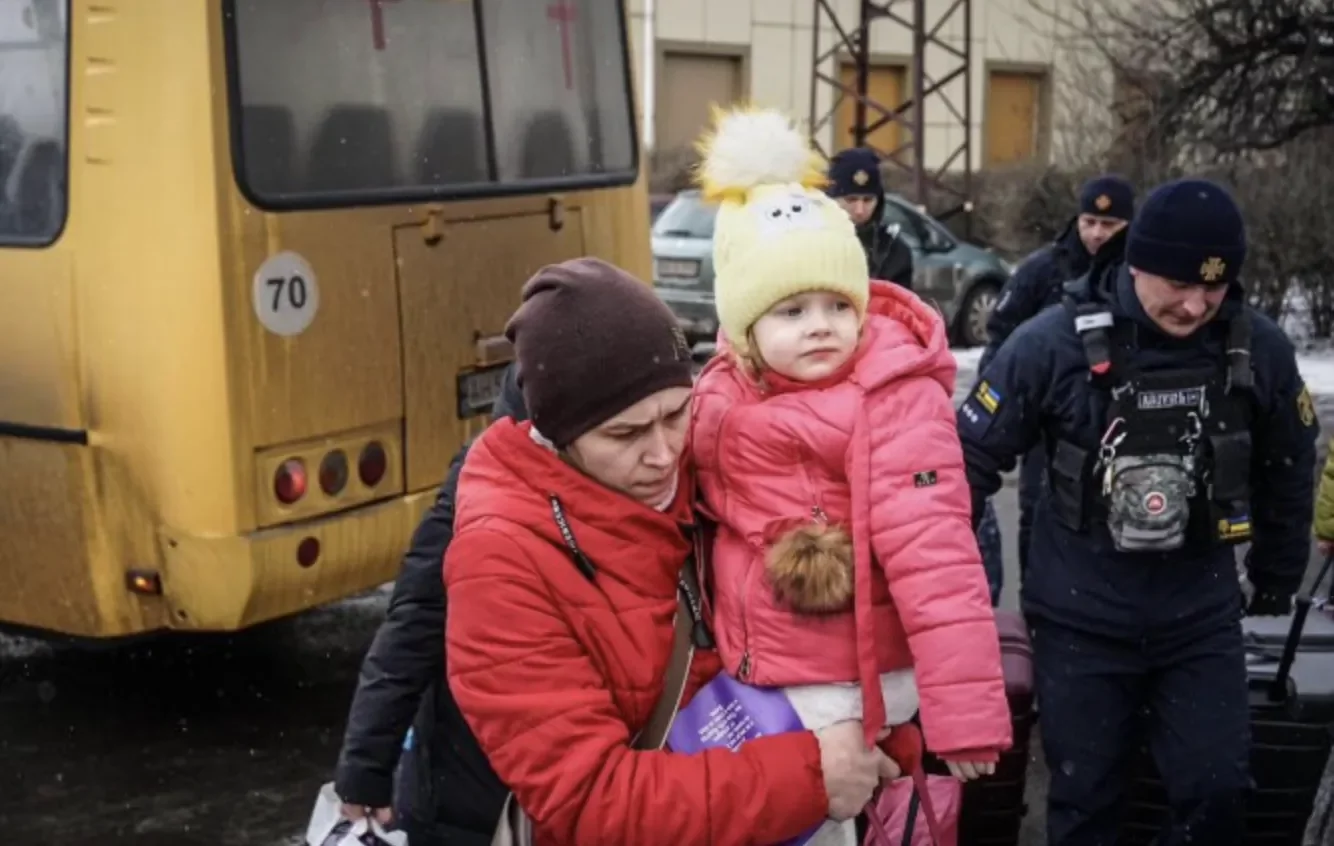На Донеччині оголосили примусову евакуацію 126 дітей у 21 населеному пункті: телефони з питань евакуації