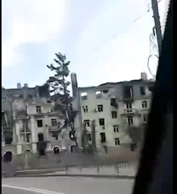 Мешканці Маріуполя їдуть містом і жахаються з того, що з ним зробила росія, - ВІДЕО
