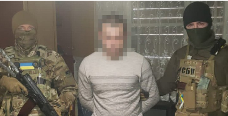 На Донеччині затримали російського агента, який “полював” на склади з боєприпасами Сил оборони під Авдіївкою 
