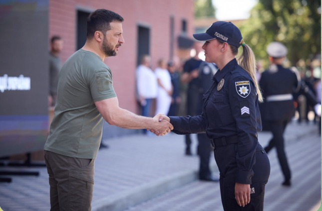 Зеленський нагородив орденом «За мужність»  поліцейську з Донеччини