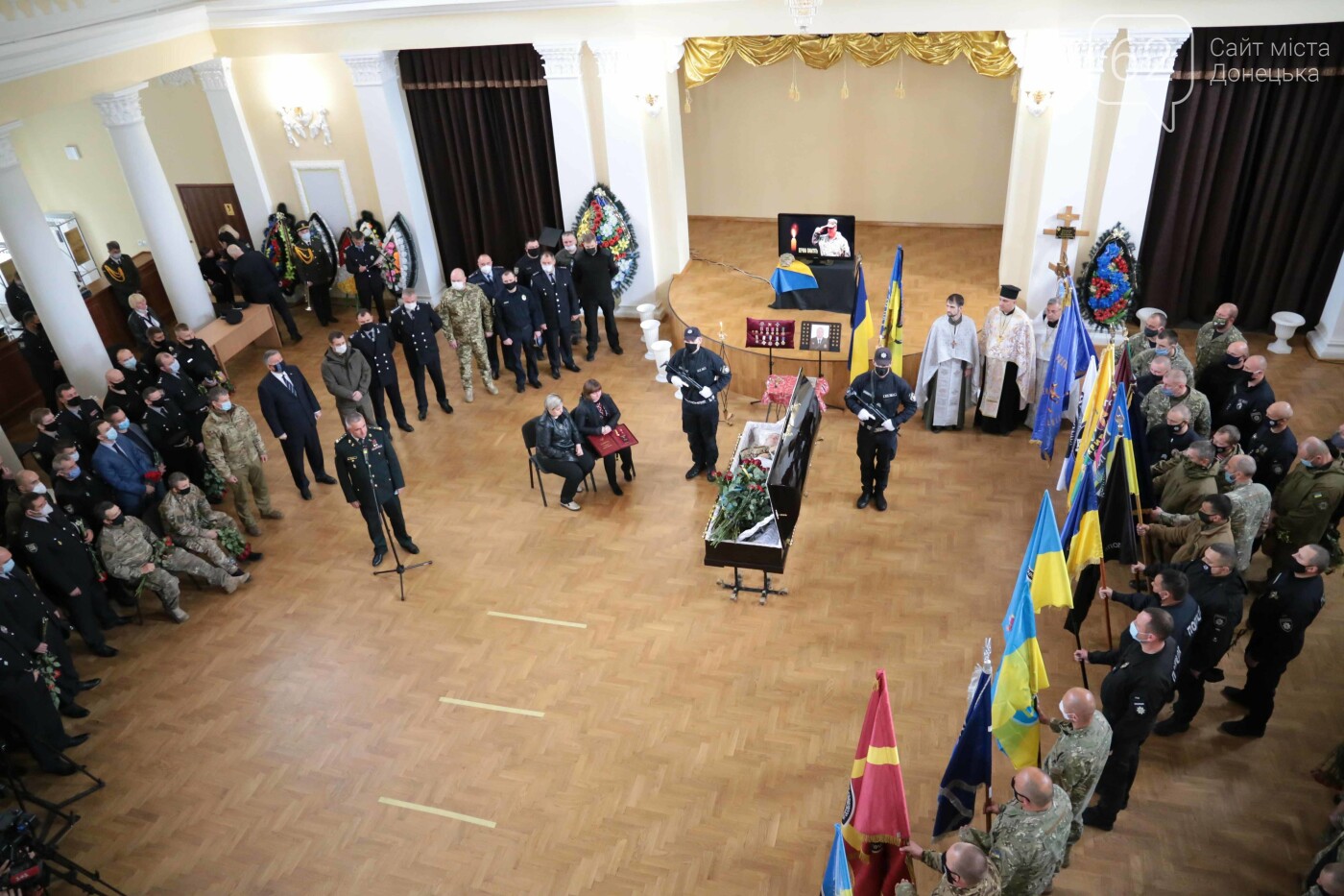 На Донбассе попрощались с героическим комбатом «Луганска -..., фото-2 На Донбассе попрощались с героическим комбатом «Луганска - 1», - ФОТО, фото-2