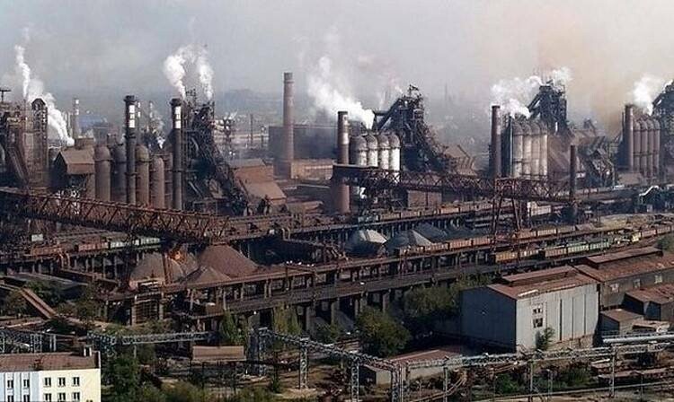 На ЕМЗ произошла утечка газа: отравились рабочие