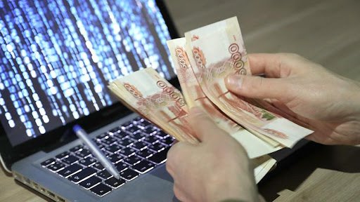 Мошенник за 150 тысяч рублей пообещал дончанке «помощь» в оформлении пенсии в Украине