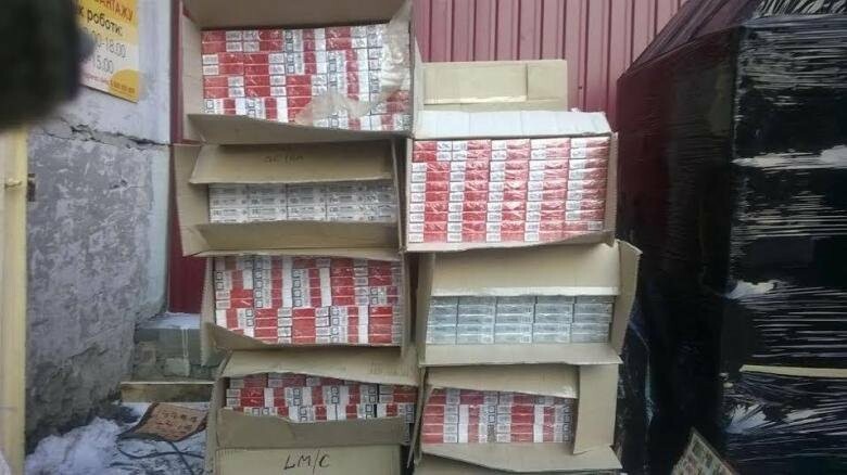 Много пьют и курят: В ОРДЛО повышают цены на алкоголь, - Видео