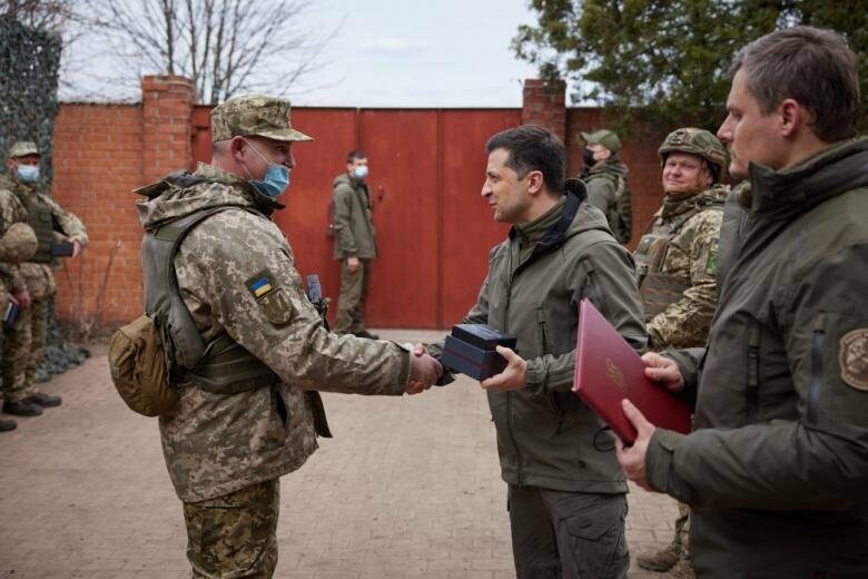 Второй день на Донбассе: Зеленский вручил награды военным