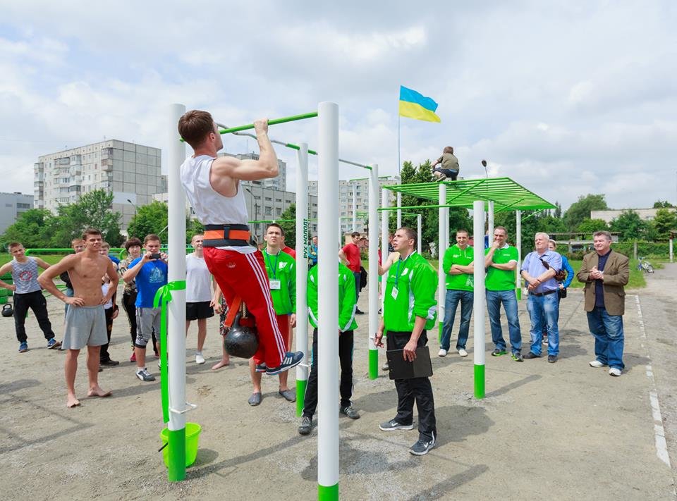 Благотворительный Фонд «Рух молоді» помогает строить спортивные площадки по всей Украине Благотворительный Фонд «Рух молоді» помогает строить спортивные площадки по всей Украине