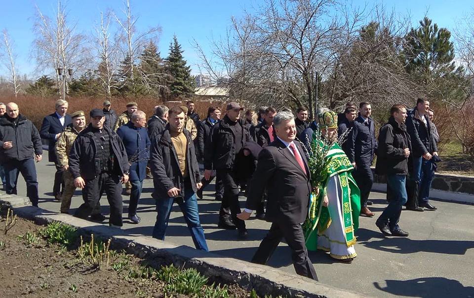 Порошенко в Вербное воскресенье посетил храм в Донецкой о..., фото-1 Порошенко в Вербное воскресенье посетил храм в Донецкой области (ФОТО), фото-1