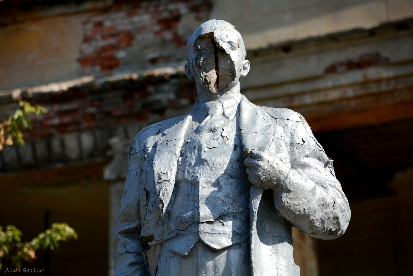 В неподконтрольном Донецке разрушающийся памятник Ленину «отреставрировали» пленкой. ФОТО