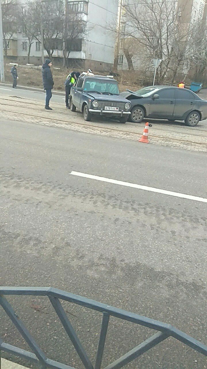 В центре Донецка на трамвайной линии столкнулись автомобили..., фото-1 В центре Донецка на трамвайной линии столкнулись автомобили, - ФОТО , фото-1