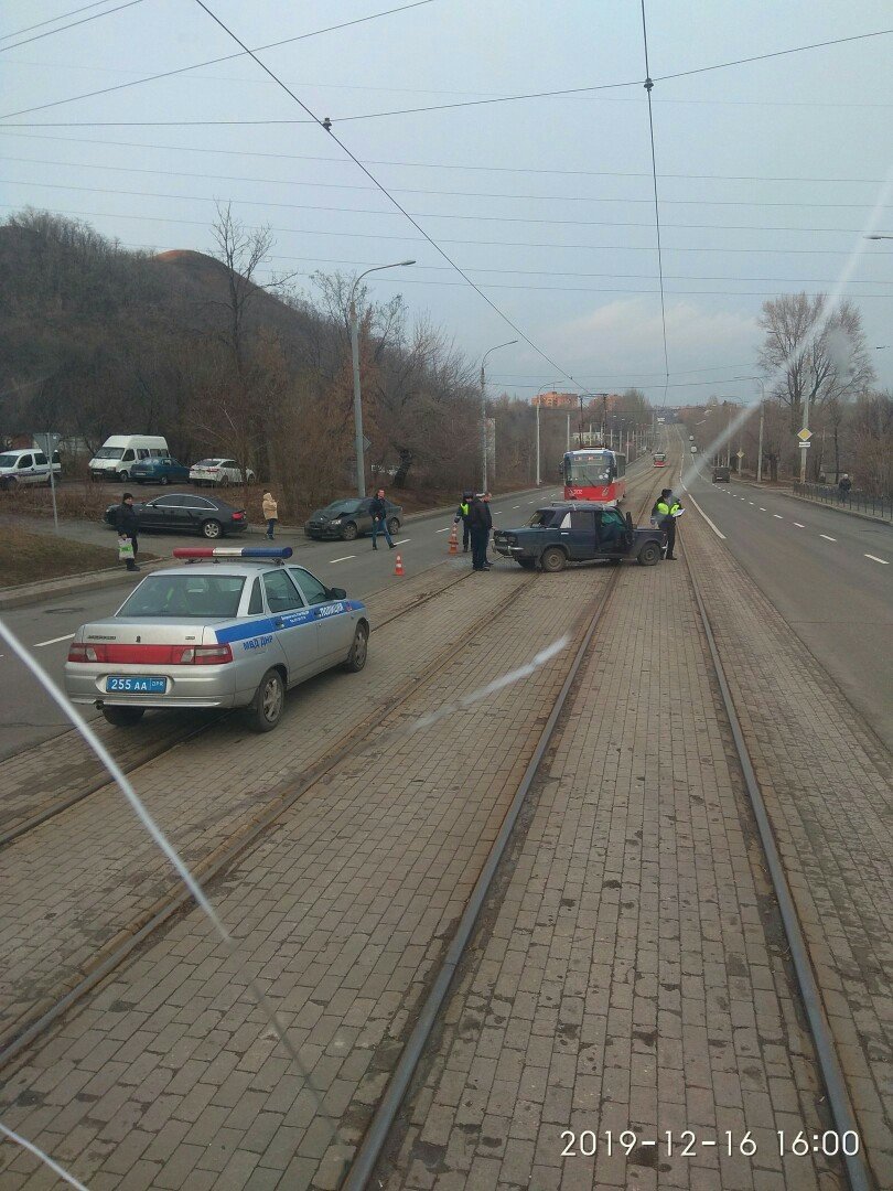 В центре Донецка на трамвайной линии столкнулись автомобили..., фото-2 В центре Донецка на трамвайной линии столкнулись автомобили, - ФОТО , фото-2