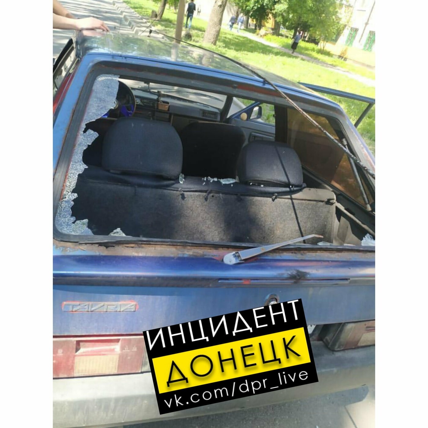 В Донецке упавшее дерево повредило три автомобиля и контак..., фото-2 В Донецке упавшее дерево повредило три автомобиля и контактную сеть, - ФОТО, фото-2