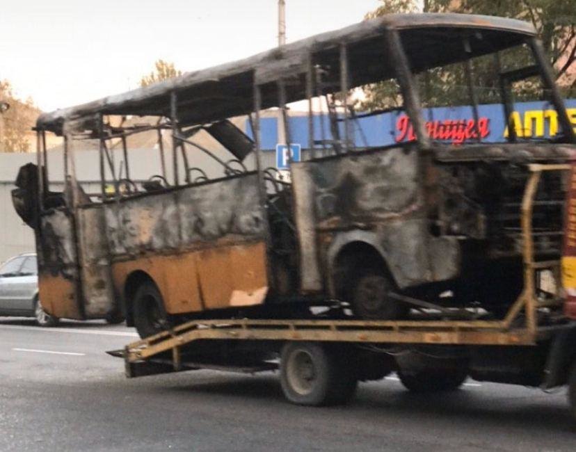 Во время движения загорелась и сгорела дотла маршрутка «До..., фото-3 Во время движения загорелась и сгорела дотла маршрутка «Донецк-Макеевка», - ФОТО , фото-3