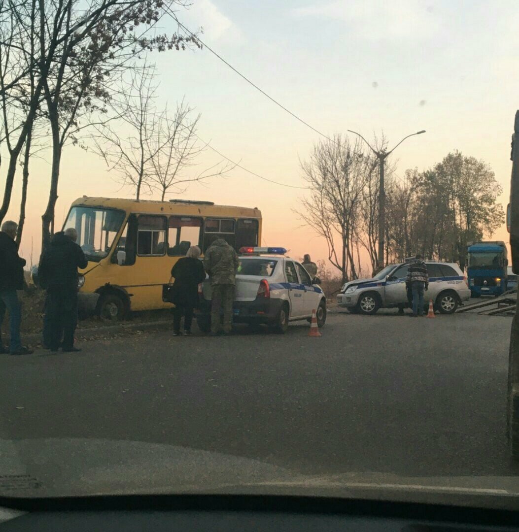 Машина врезалась в автобус