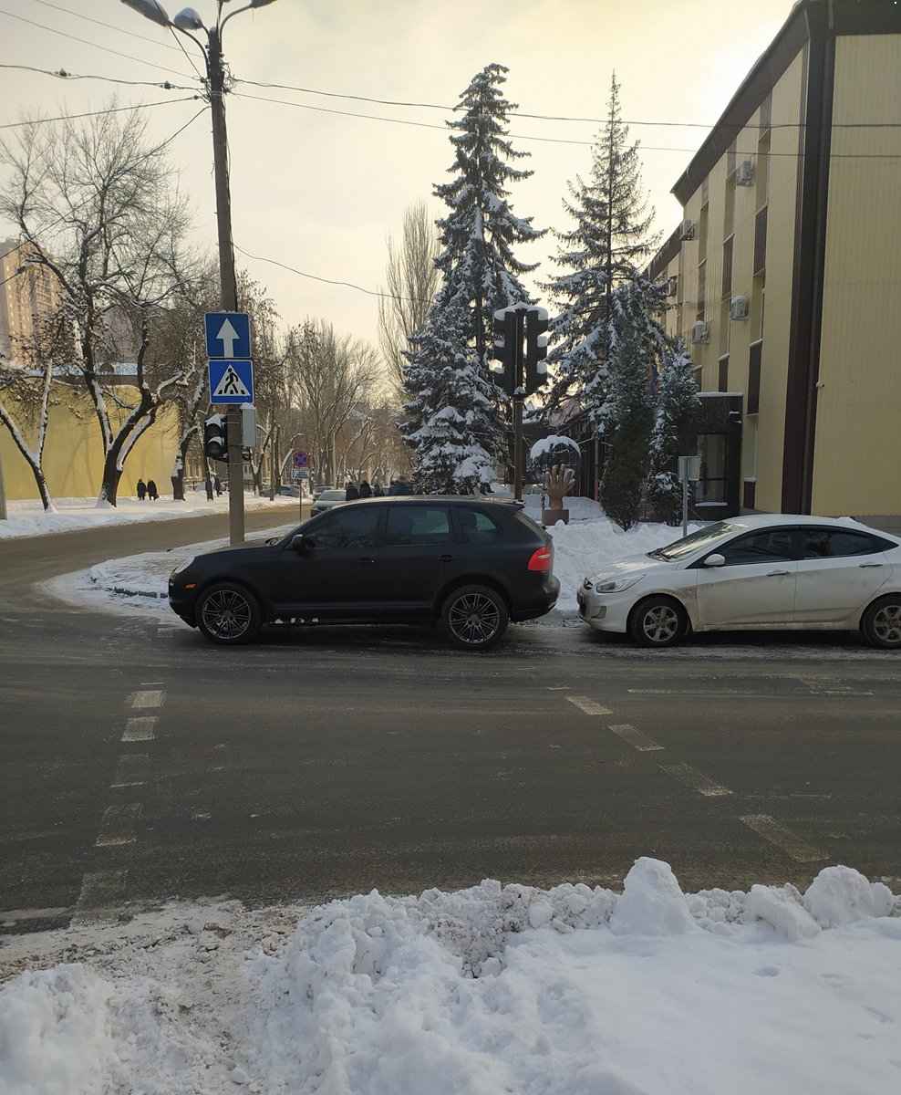 В Донецке чиновник оккупационной администрации припарковал свой автомобиль на пешеходном переходе, - ФОТО, фото-1