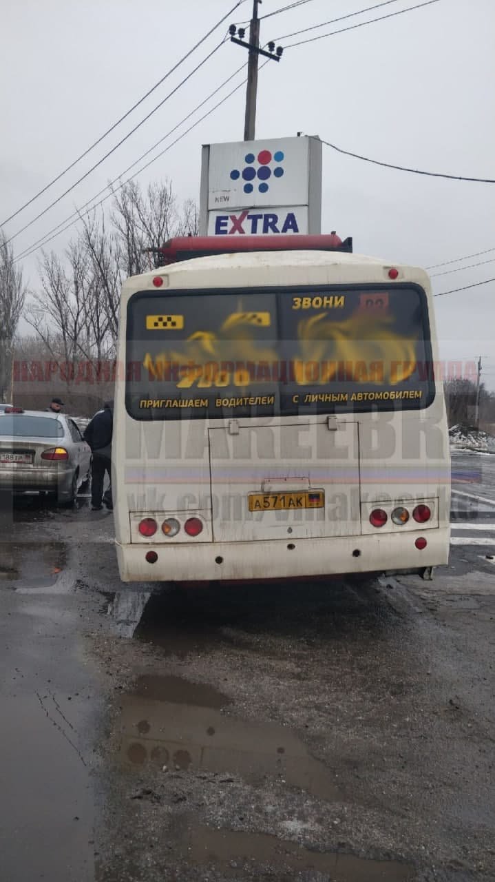 В оккупированной Макеевке пьяный водитель автобуса сбил дву..., фото-3 В оккупированной Макеевке пьяный водитель автобуса сбил двух человек, а потом врезался в стелу АЗС - ФОТО, фото-3
