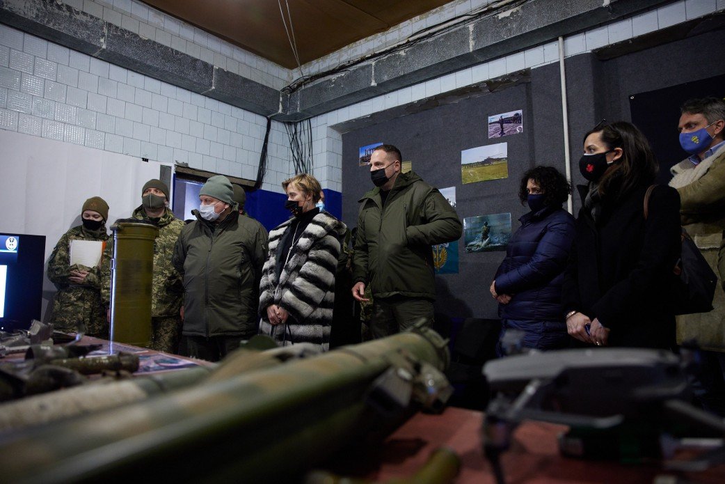 Зеленский показал послам «большой семерки» линию фронта н..., фото-2 Зеленский показал послам «большой семерки» линию фронта на Донбассе, - ФОТО, фото-2
