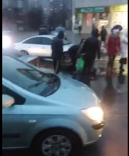 В Донецке на пешеходном переходе сбили женщину, - ФОТО, фото-2 В Донецке на пешеходном переходе сбили женщину, - ФОТО, фото-2