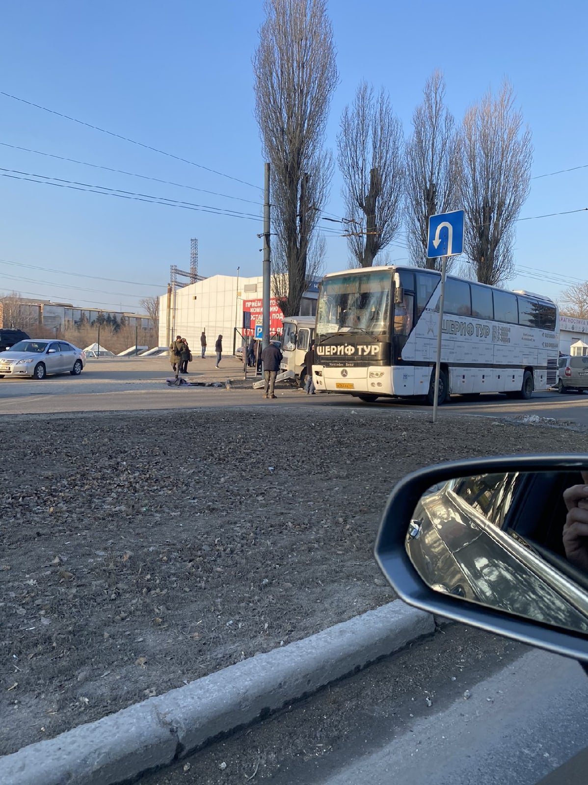 От остановки одновременно в одном направлении отъезжают два автобуса