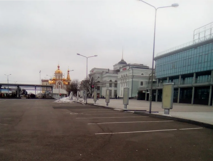 Железнодорожный вокзал в Донецке сегодня: без поездов, но с услугами ксерокса и банкетами