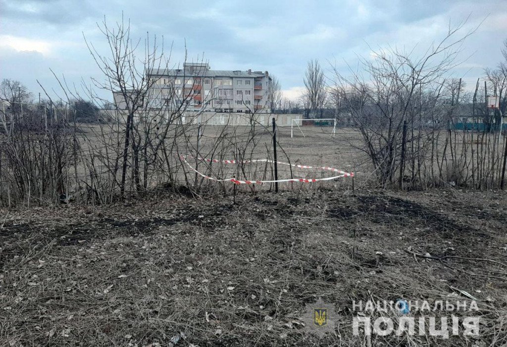 В Донецкой области дети на спортивной площадке нашли гранату, - ФОТО, фото-1