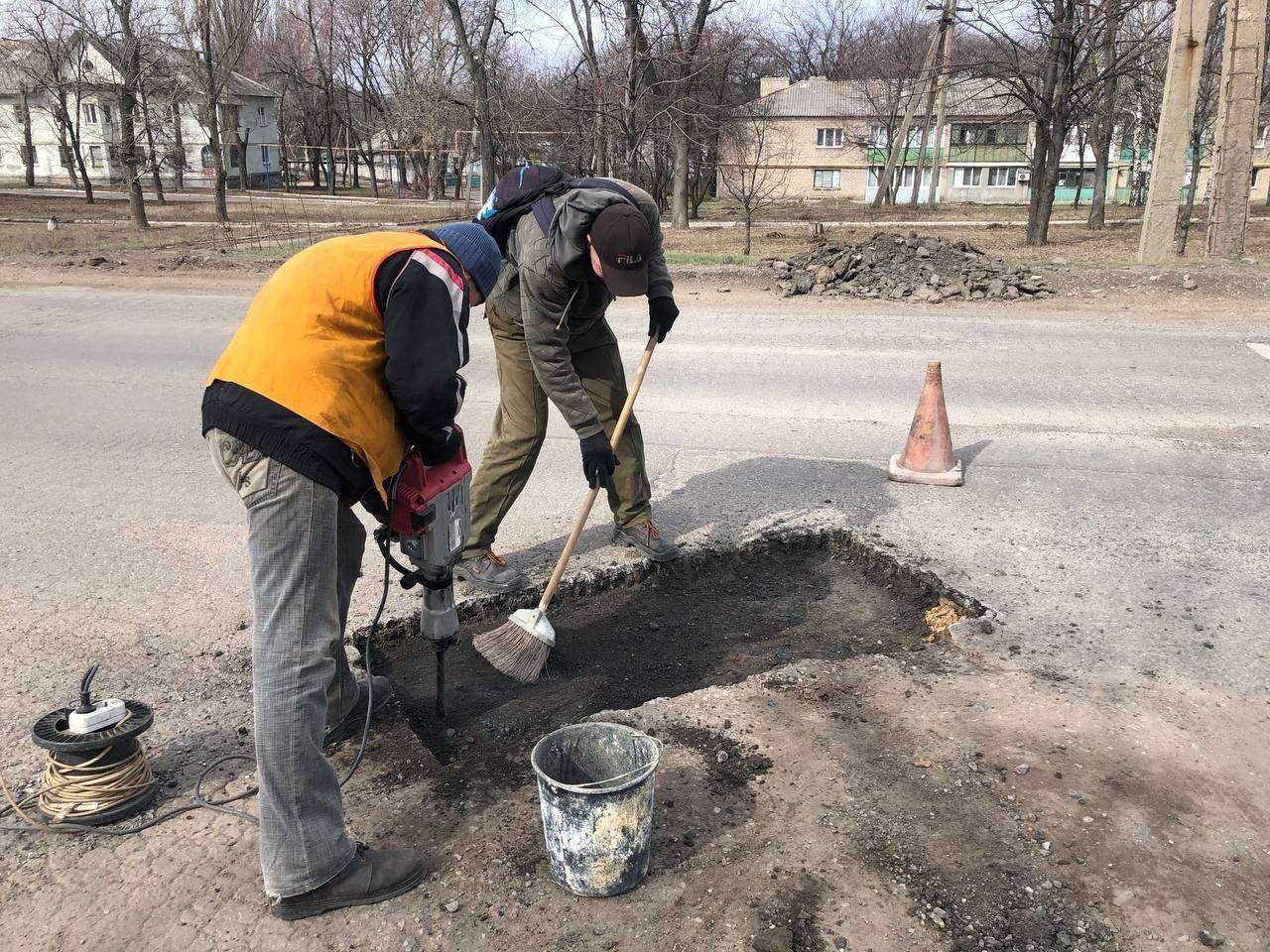Зато наполовину брусчатка: в Ясиноватой по «новым» технологиям ремонтируют дороги, - Фото