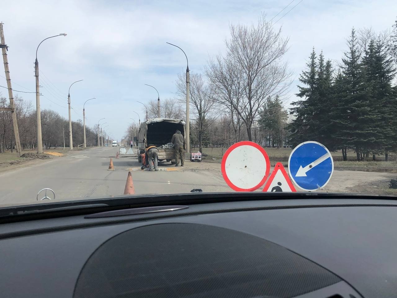 Зато наполовину брусчатка: в Ясиноватой по «новым» технологиям ремонтируют дороги, - Фото, фото-2