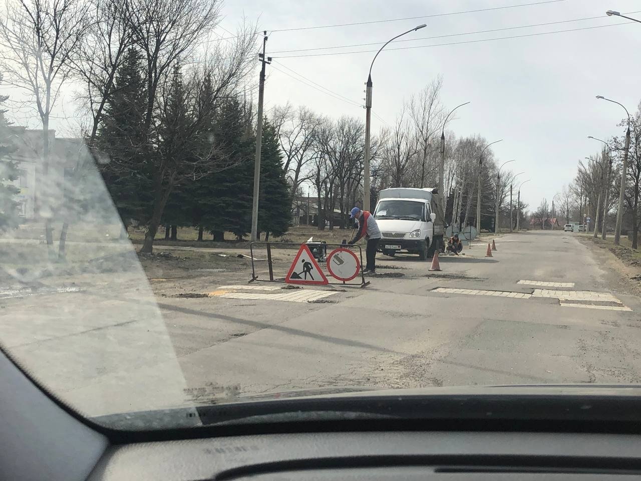 Зато наполовину брусчатка: в Ясиноватой по «новым» технологиям ремонтируют дороги, - Фото, фото-3