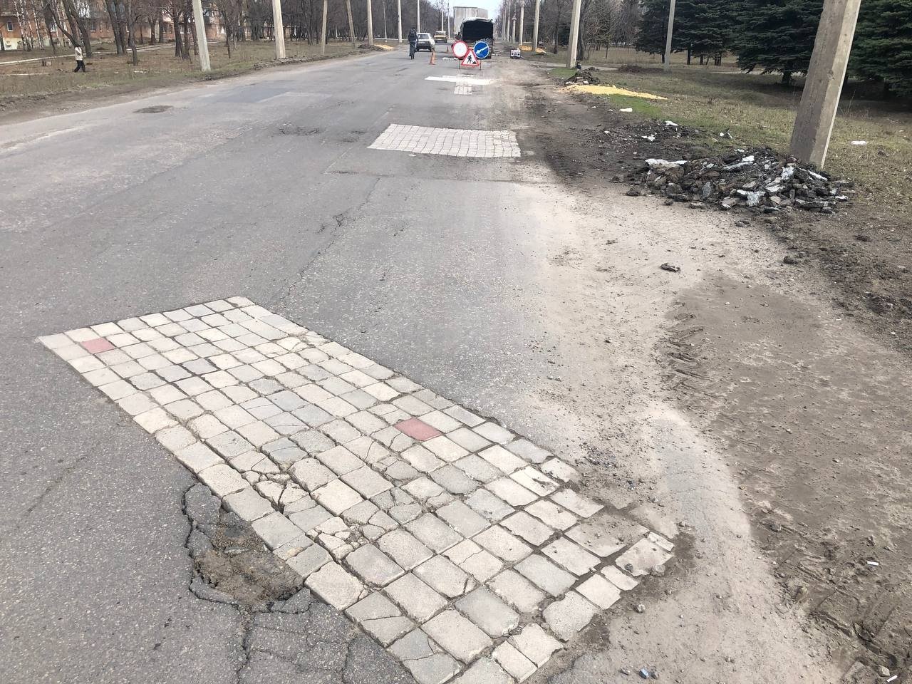 Зато наполовину брусчатка: в Ясиноватой по «новым» технологиям ремонтируют дороги, - Фото, фото-4