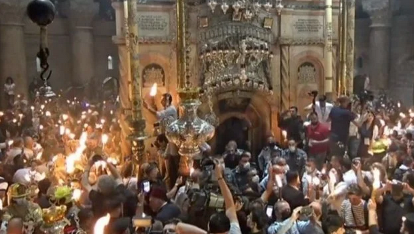 Благодатный огонь сошел в Иерусалиме накануне Пасхи, фото-2