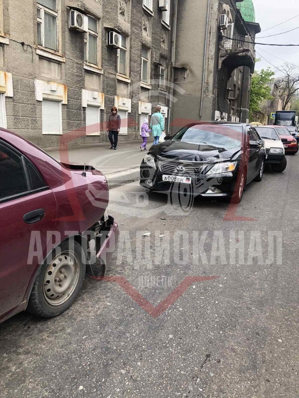 Автомобиль Toyota Camry стал участником сразу двух ДТП в Донецке, - ФОТО