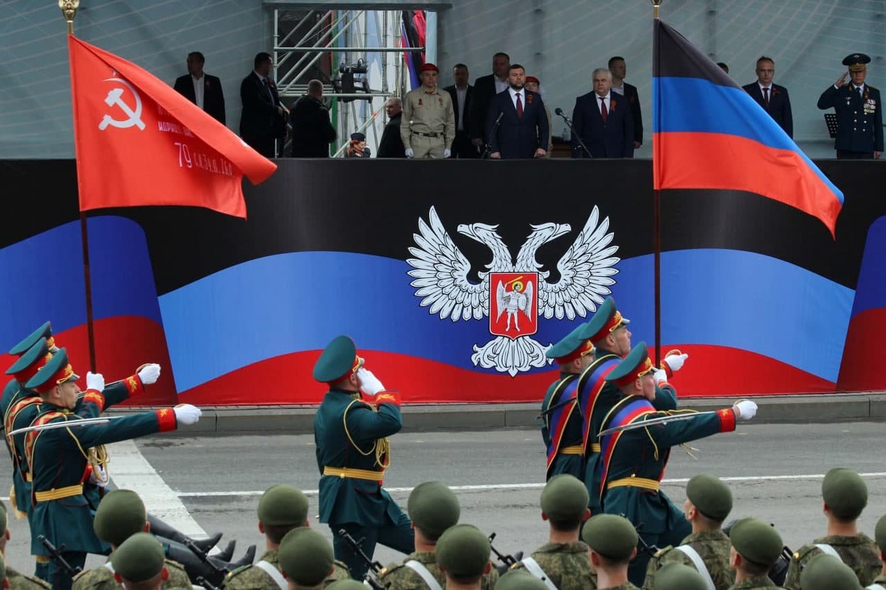Оккупанты провели военный парад в Донецке, - ФОТО, фото-8 Оккупанты провели военный парад в Донецке, - ФОТО, фото-8