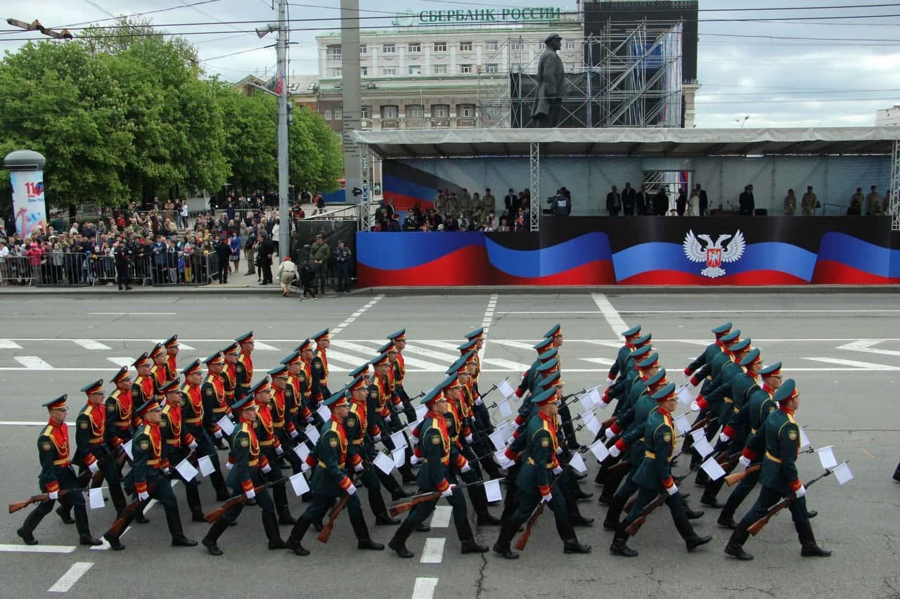 Оккупанты провели военный парад в Донецке, - ФОТО, фото-2 Оккупанты провели военный парад в Донецке, - ФОТО, фото-2