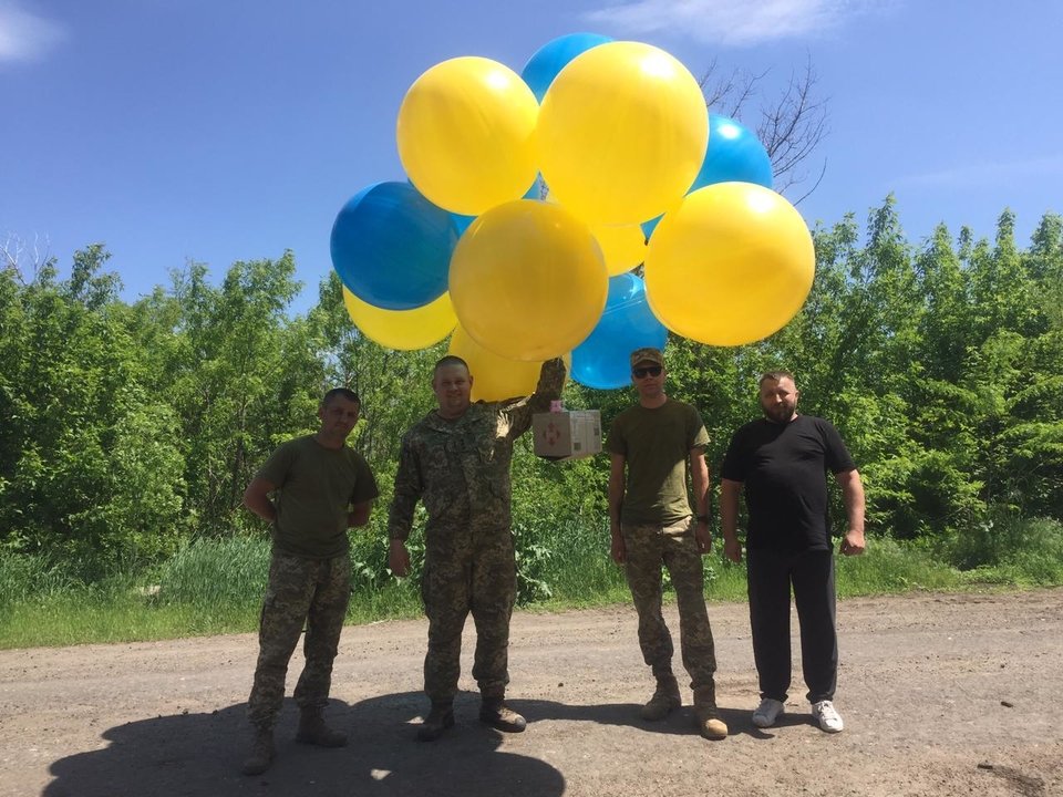Волонтеры и военные отправили на воздушных шариках в Донецк тысячи листовок, - ФОТО, фото-5