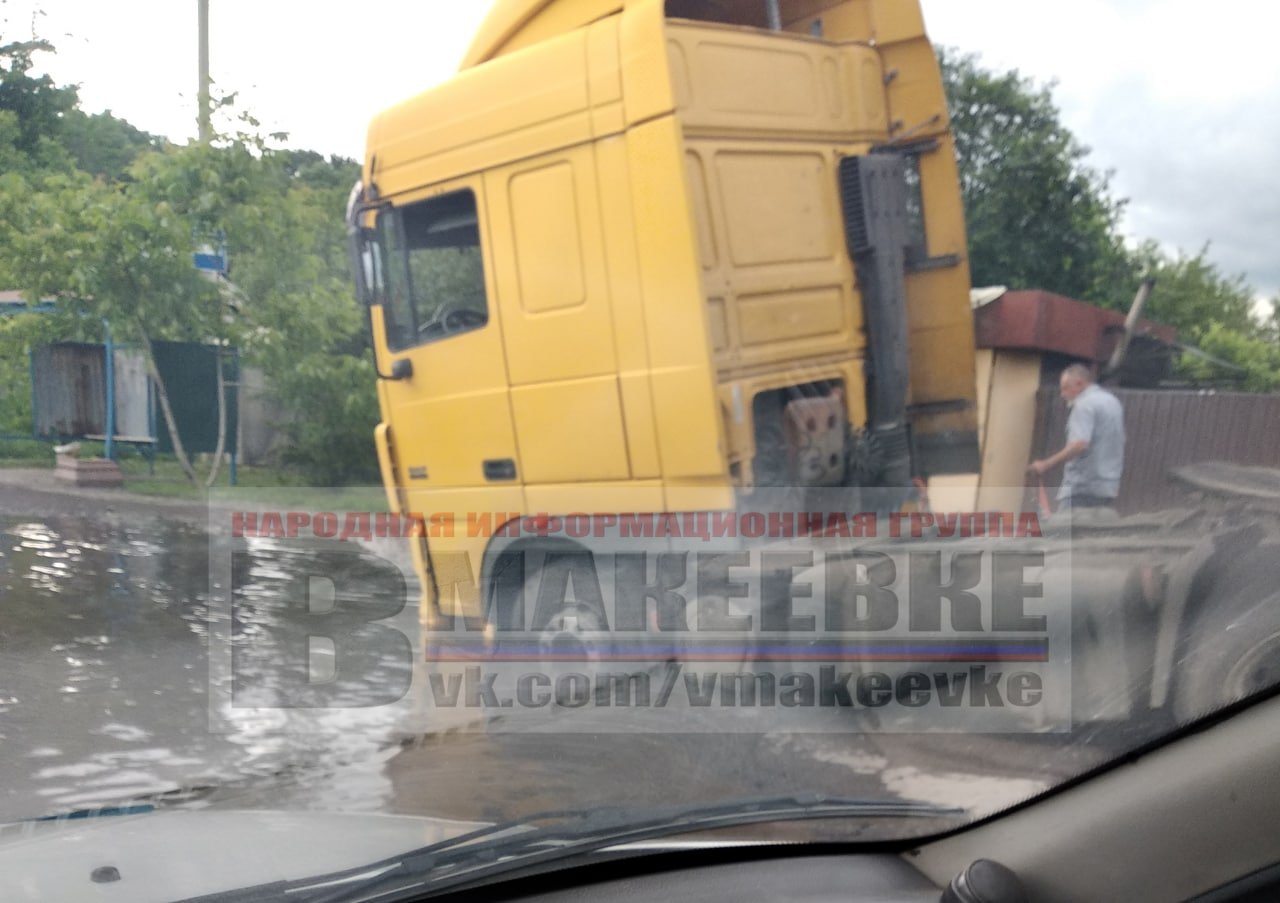 В оккупированной Макеевке грузовой автомобиль провалился под землю, - ФОТО