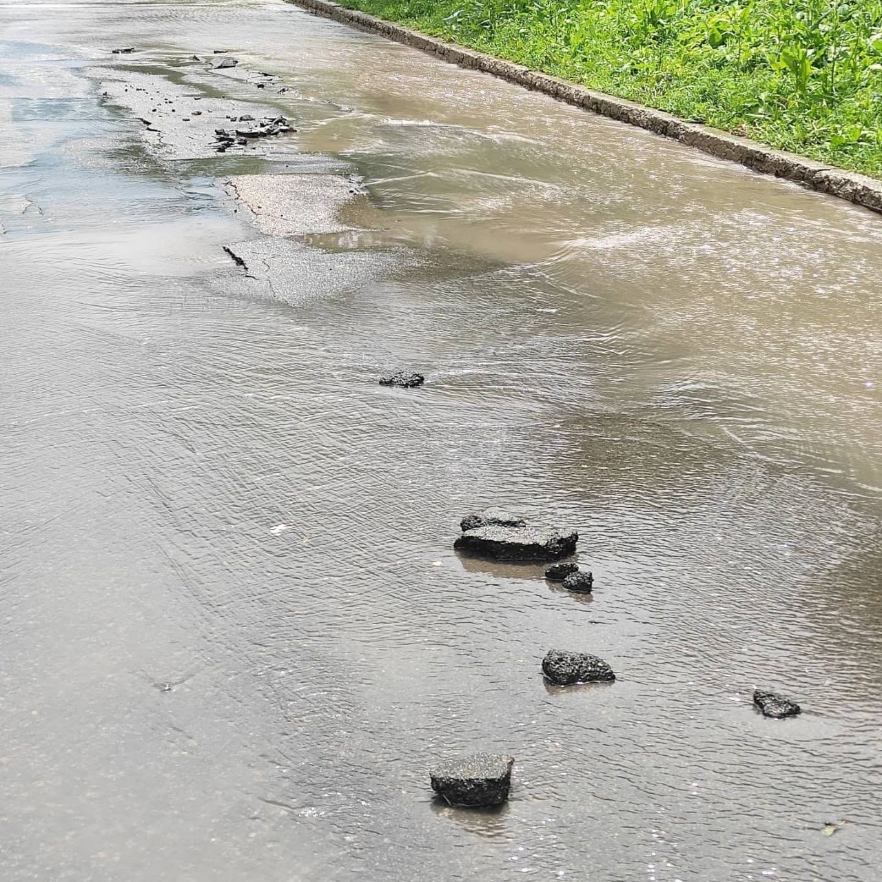 Из водостока хлещет на асфальт вода рисунок