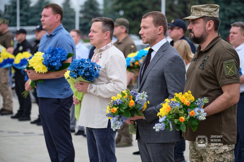 В День Конституции Украины в Краматорске чиновники возложили цветы к бюсту Тараса Шевченко, - ФОТОФАКТ, фото-1